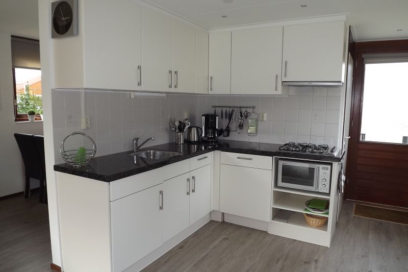 Moderne Kueche im Ferienhaus Gortersmient 234, De Dennen, Texel mit allen Annehmlichkeiten fuer einen komfortablen Aufenthalt.