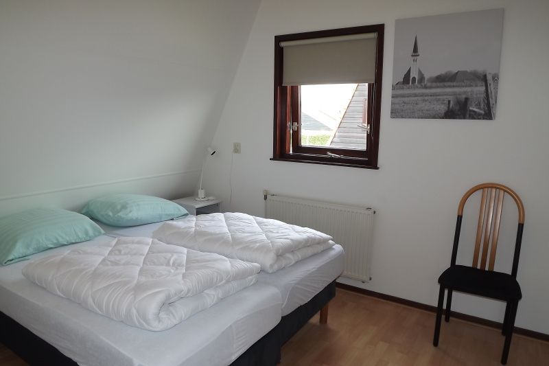 Schlafzimmer mit Doppelbett im Ferienhaus Gortersmient 234, De Dennen, Texel fuer hoechsten Komfort.