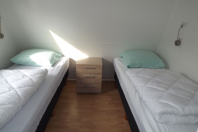 Gemuetliches Schlafzimmer mit zwei Einzelbetten im Ferienhaus Gortersmient 234, De Dennen, Texel.