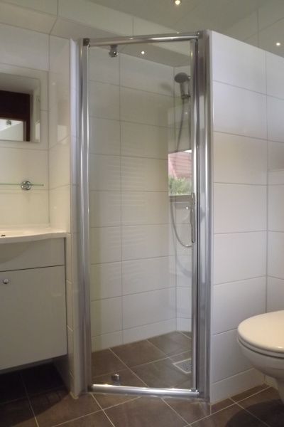 Modernes Badezimmer mit Dusche im Ferienhaus Gortersmient 234, De Dennen, Texel fuer einen erfrischenden Start in den Tag.