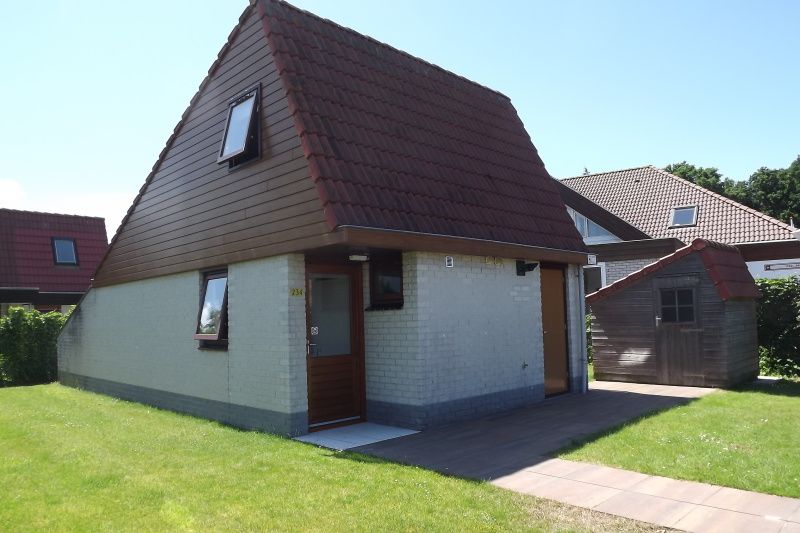 Vorderansicht des Ferienhauses Gortersmient 234 in De Dennen, Texel mit grossem Garten.