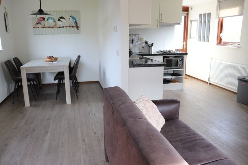 Essecke und Kueche im Ferienhaus Gortersmient 234, De Dennen, Texel fuer gemuetliche Mahlzeiten.