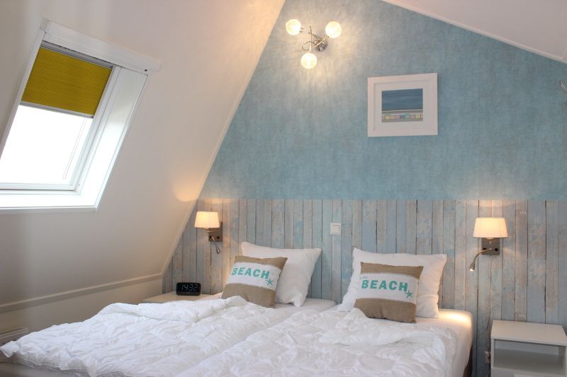 Comfortabele slaapkamer met tweepersoonsbed in Vakantiehuis Gortersmient 256, Texel.