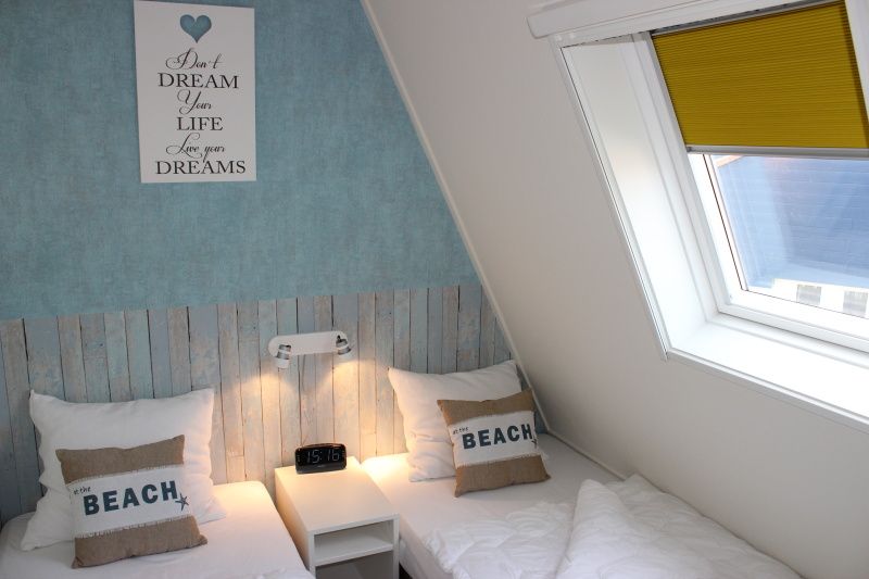 Knusse slaapkamer met twee eenpersoonsbedden in Vakantiehuis Gortersmient 256, De Dennen, Texel.