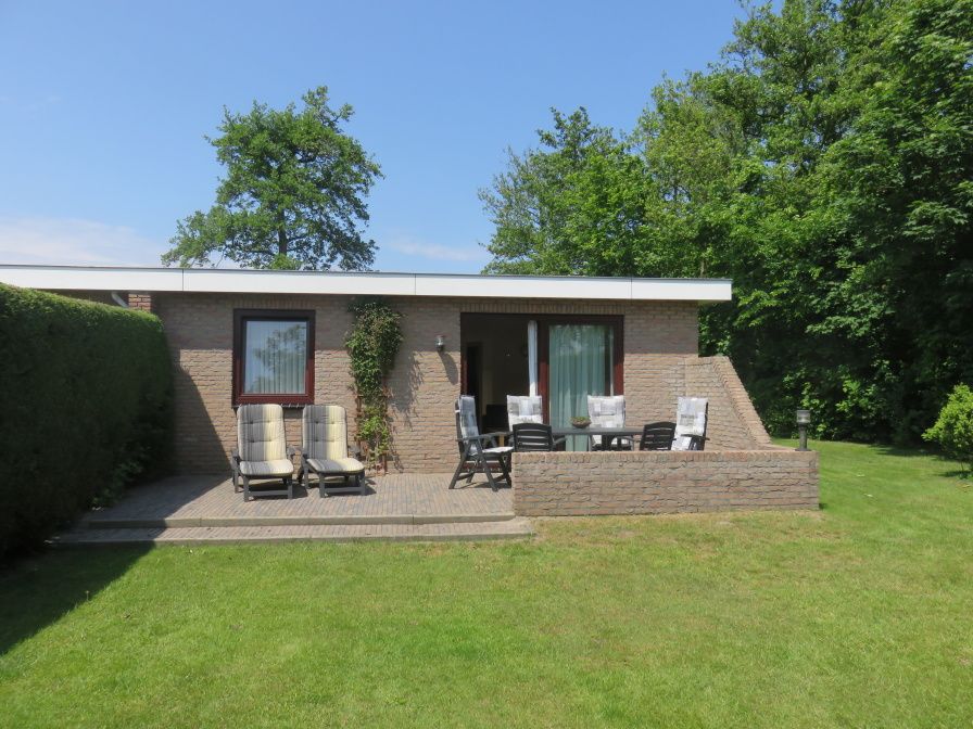 Geniessen Sie die Sonne auf der Terrasse des Bungalowparks Uterste Coogh, Bungalow 114 in De Dennen, Texel.