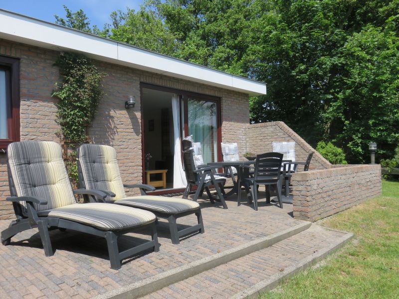 Geraeumige Terrasse im Bungalowpark Uterste Coogh, Bungalow 114 in De Dennen, Texel, ideal zum Entspannen.