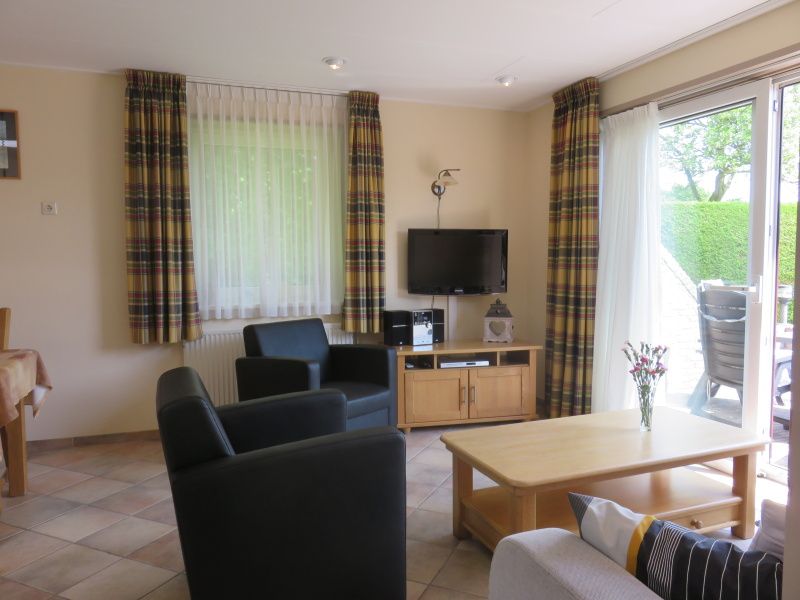 Gemuetliche Sitzecke im Bungalowpark Uterste Coogh, Bungalow 114 in De Dennen, Texel, mit modernen Annehmlichkeiten.