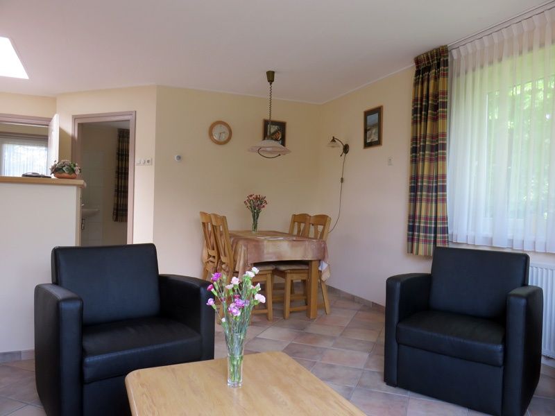 Essecke im Bungalowpark Uterste Coogh, Bungalow 114 in De Dennen, Texel, ideal fuer Familienessen.