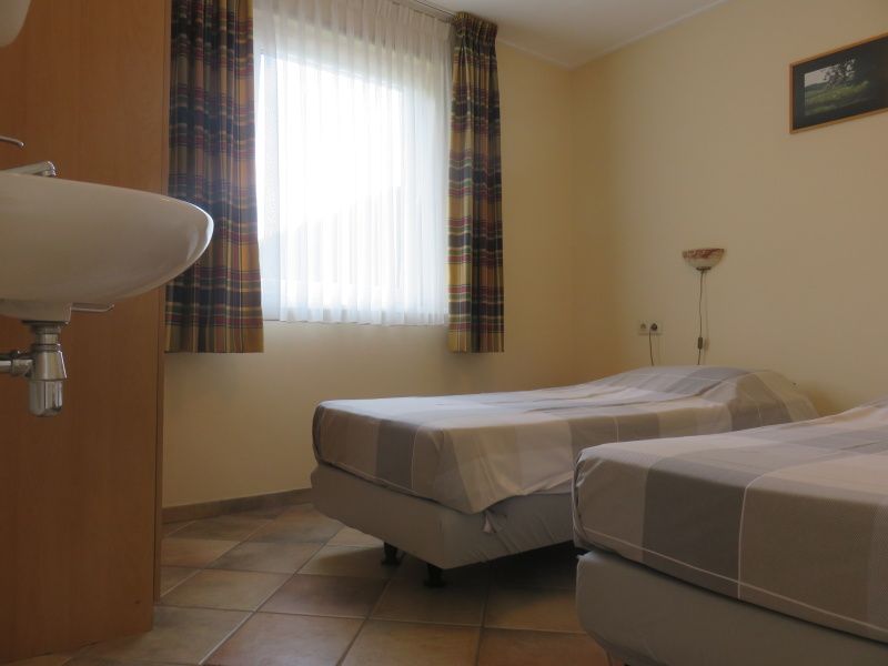 Schlafzimmer mit bequemen Betten im Bungalowpark Uterste Coogh, Bungalow 114 in De Dennen, Texel.