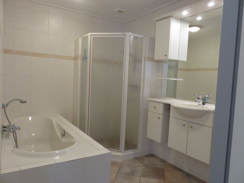 Modernes Badezimmer im Bungalowpark Uterste Coogh, Bungalow 114 in De Dennen, Texel, mit Badewanne und Dusche.