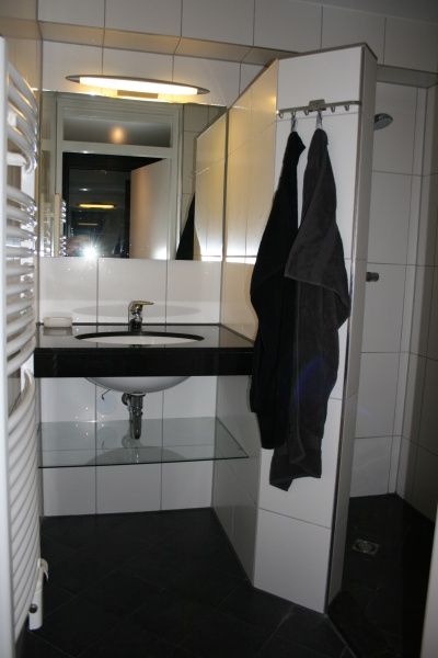 Modernes Badezimmer im Ferienhaus Gortersmient 354 mit Waschbecken und Spiegel in De Dennen Texel.