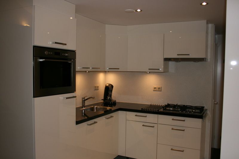 Moderne Kueche mit Einbaugeraeten im Ferienhaus Gortersmient 354 in De Dennen Texel.