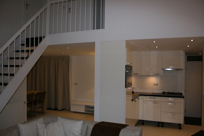 Offene Kueche und Essbereich im modern eingerichteten Ferienhaus Gortersmient 354 in De Dennen Texel.