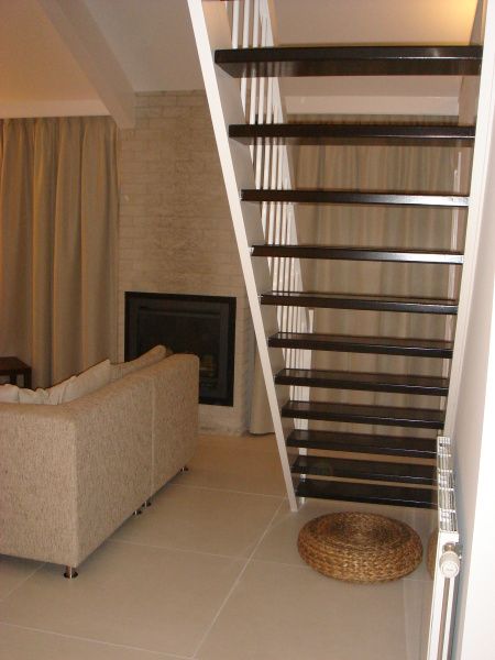 Treppe zum Obergeschoss im Ferienhaus Gortersmient 354 mit gemuetlicher Sitzecke in De Dennen Texel.