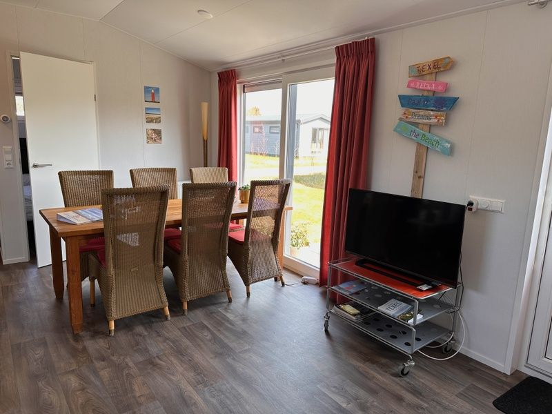 Vakantiepark de Bremakker - Bosveld 141, Texel, dining room overlooking the garden, ideal for relaxed meals.