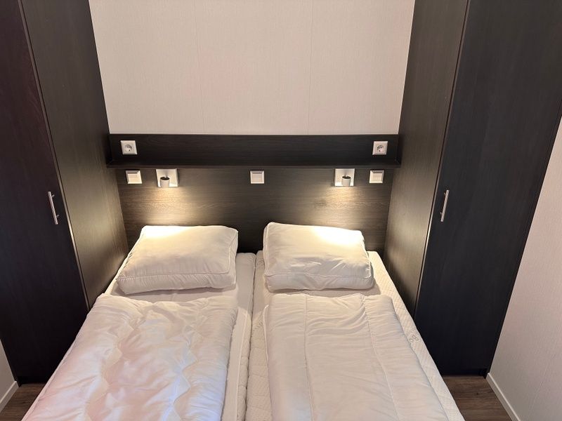 Vacation park de Bremakker - Bosveld 141, Texel, bedroom with modern decor and cozy atmosphere.