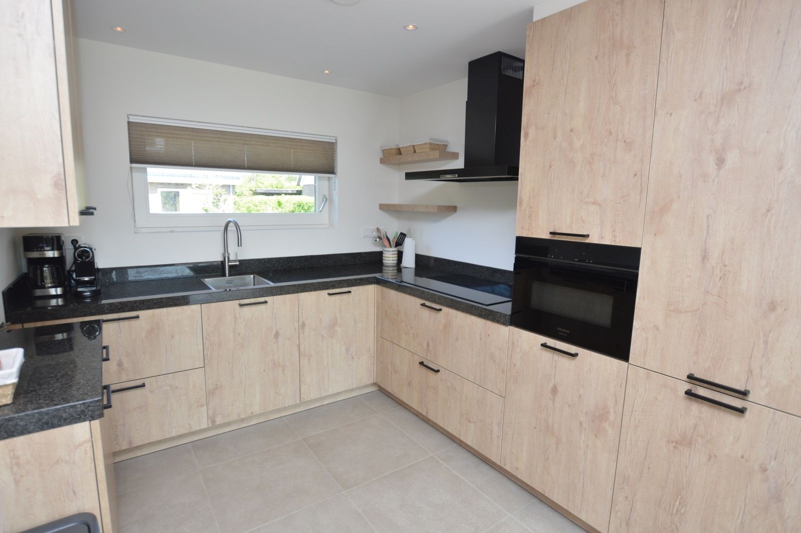 Moderne keuken met houten afwerking in vakantiehuis Tempelierweg - Kogermient 18, De Dennen Texel.