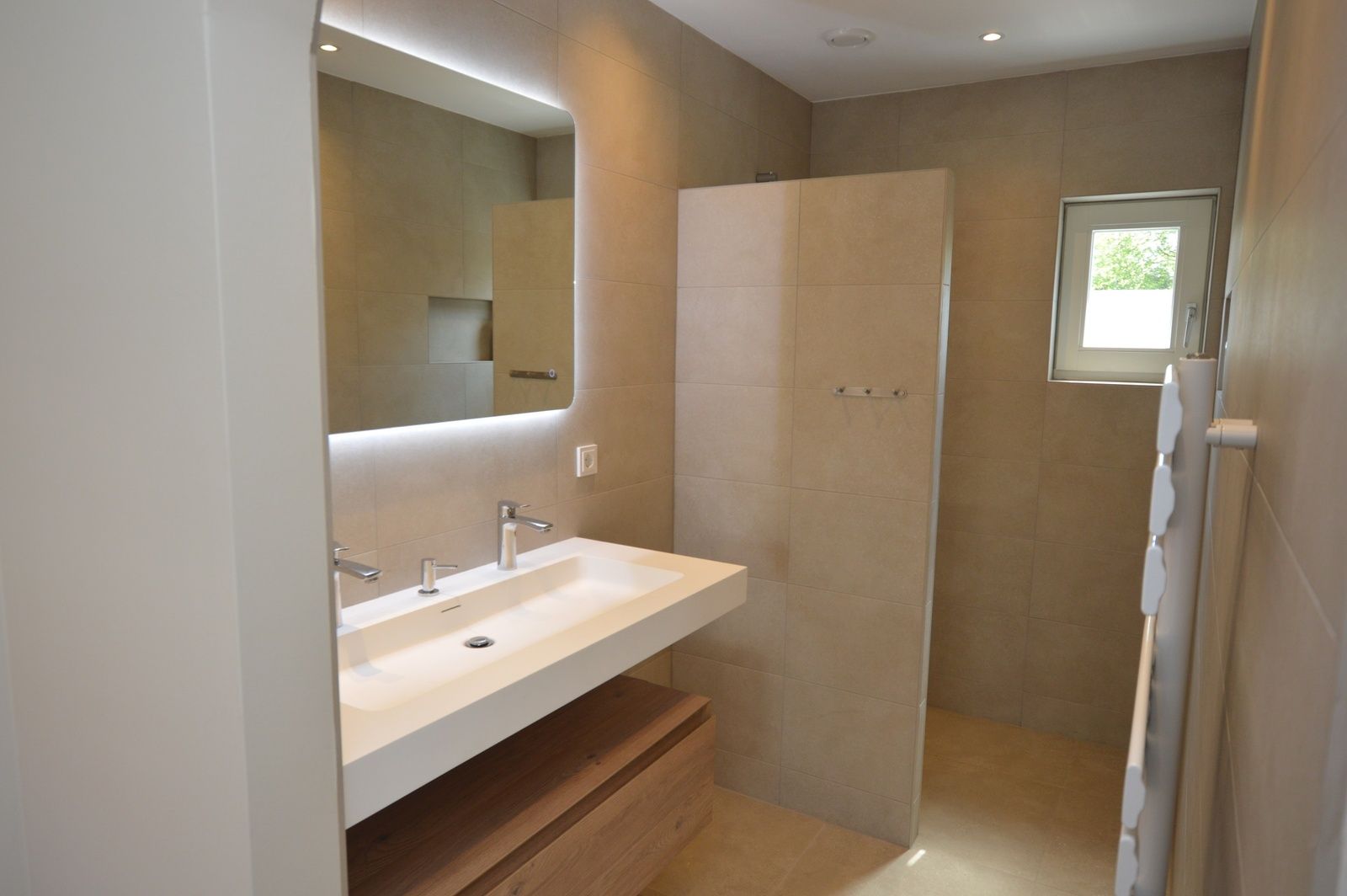 Luxe badkamer met inloopdouche in vakantiehuis Tempelierweg - Kogermient 18, De Dennen Texel.