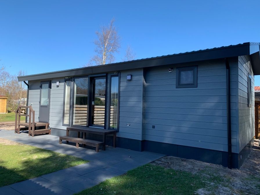 Vakantiepark De Bremakker - Chalet 1140 in De Dennen, Texel, bietet ein modernes Ferienhaus mit grosser Veranda und sonniger Umgebung.