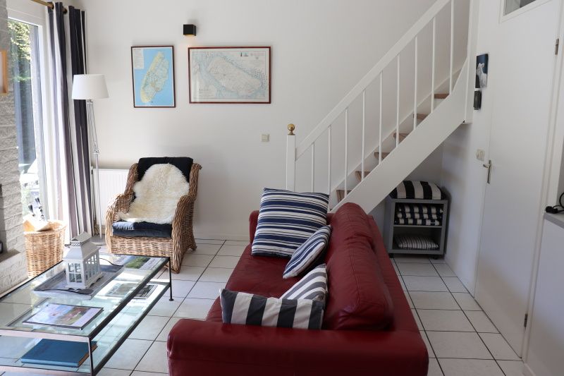 Gemuetliches Wohnzimmer im Ferienhaus Gortersmient 358, De Dennen, Texel mit bequemen Sitzgelegenheiten.