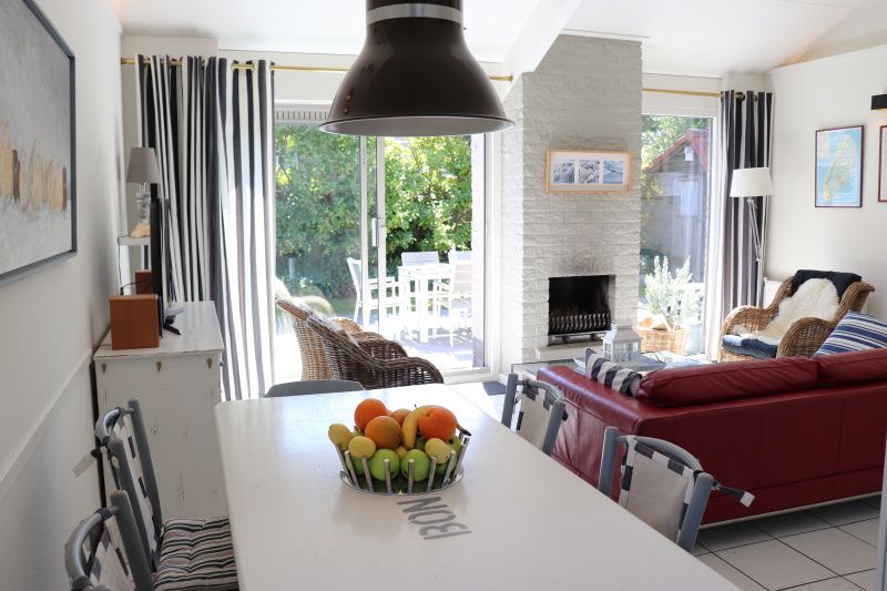 Helles Esszimmer im Ferienhaus Gortersmient 358, De Dennen, Texel mit Zugang zur Terrasse.