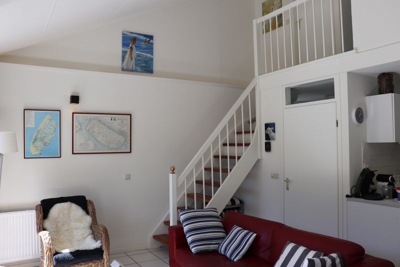 Innenansicht des Ferienhauses Gortersmient 358 in De Dennen, Texel mit Treppe zum Obergeschoss.