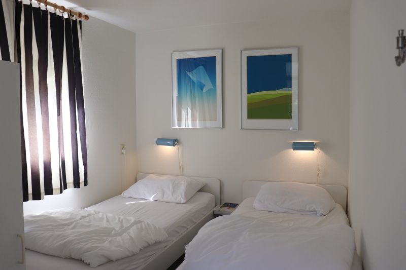 Schlafzimmer mit zwei Einzelbetten im Ferienhaus Gortersmient 358, De Dennen, Texel.