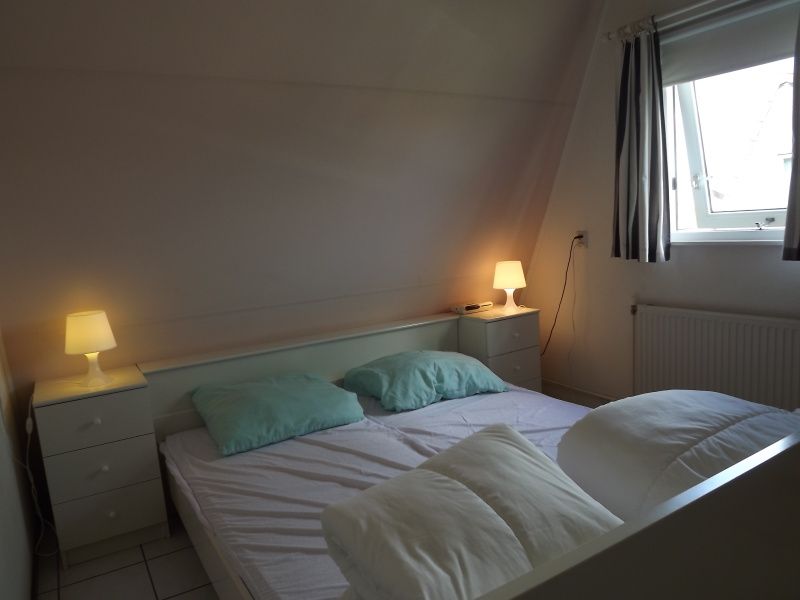 Kueche im Ferienhaus Gortersmient 358, De Dennen, Texel mit Essecke und modernen Annehmlichkeiten.