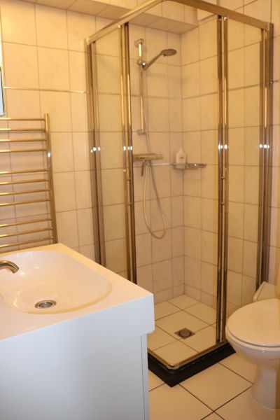 Zweites Schlafzimmer mit Einzelbetten im Ferienhaus Gortersmient 358, De Dennen, Texel.