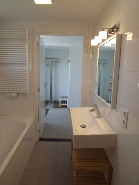 Stijlvolle badkamer in Vakantiehuis Gortersmient 320, De Dennen, Texel met moderne wastafel en ruime opbergmogelijkheden.