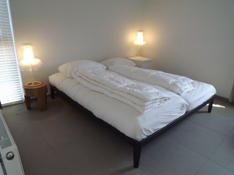 Gezellige slaapkamer in Vakantiehuis Gortersmient 320, Texel met comfortabele bedden en sfeervolle verlichting voor een goede nachtrust.