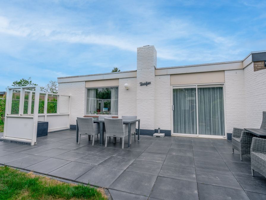 Terrace at Bungalowpark 't Luwe Land - Texelfan, De Dennen, Texel. Enjoy outdoor space with modern furniture on the Wadden Islands.