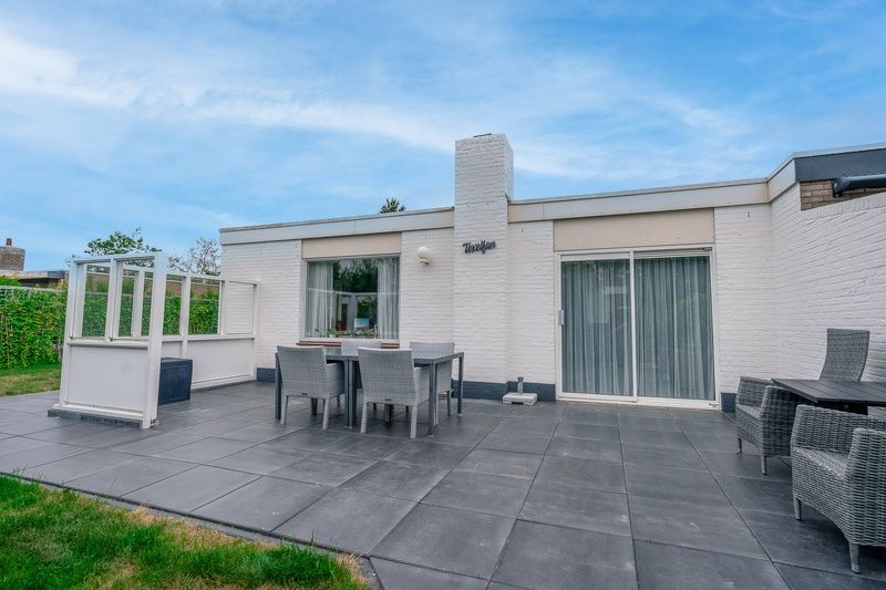 Outdoor accommodation of Bungalowpark 't Luwe Land - Texelfan in De Dennen, Texel. Spacious terrace for relaxation on the Wadden Islands.