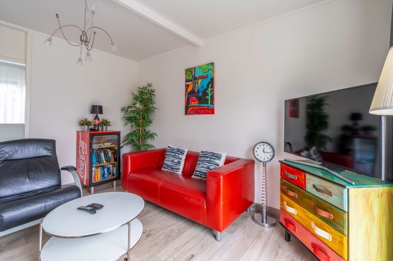 Indoor area of Bungalowpark 't Luwe Land - Texelfan, Texel. Comfortable seating area in De Dennen with unique decoration.