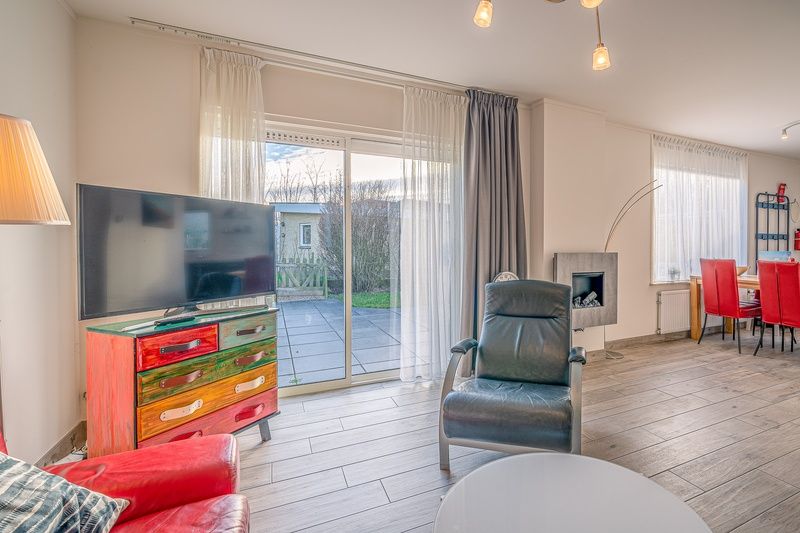 Interior of Bungalowpark 't Luwe Land - Texelfan, De Dennen, Texel. Stylish living room with access to terrace.