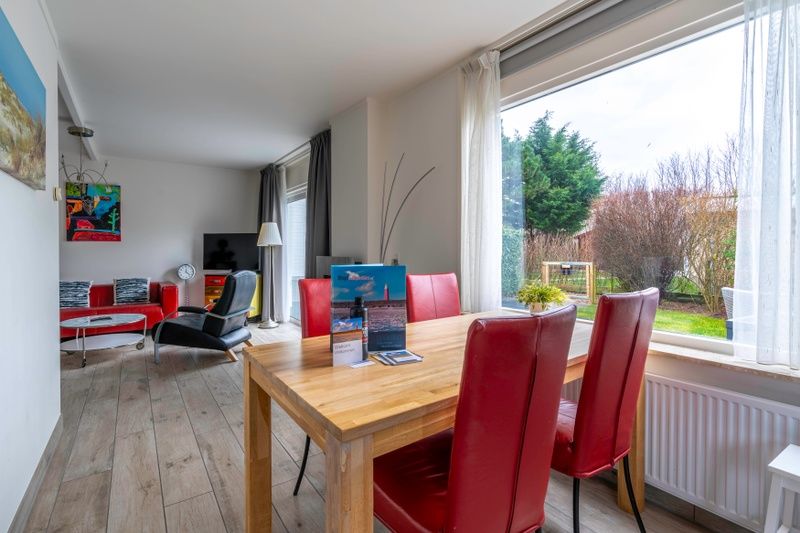 Dining area in Bungalowpark 't Luwe Land - Texelfan, Texel. Cozy room overlooking the garden in De Dennen.