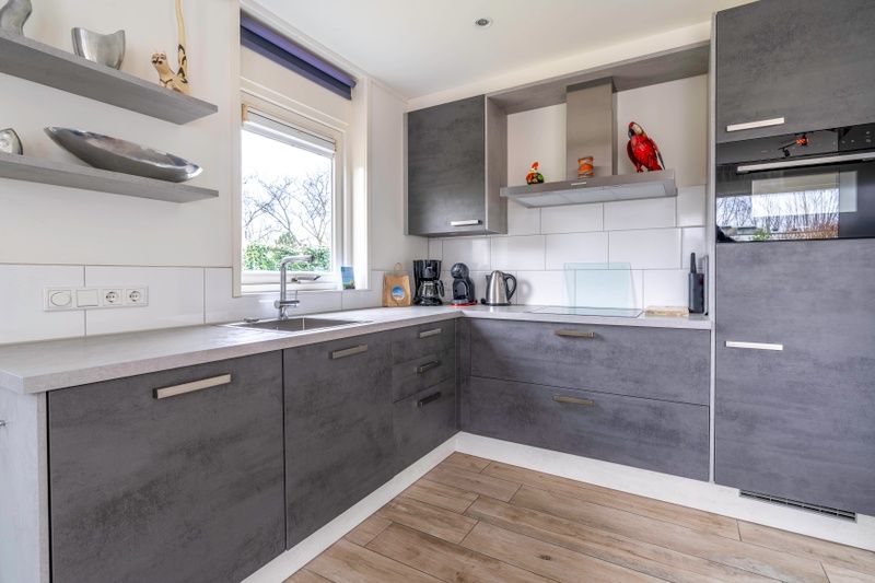 Modern kitchen in Bungalowpark 't Luwe Land - Texelfan, De Dennen, Texel. Fully equipped for a comfortable stay.
