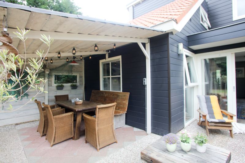 Gezellige veranda bij Bungalowpark Gortersmient - Blommenzee in De Dennen, Texel voor buiten dineren.