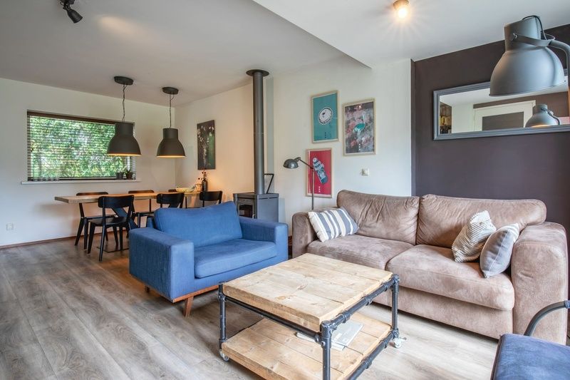 Stijlvolle woonkamer in Bungalowpark Gortersmient - Blommenzee, De Dennen, Texel met moderne inrichting.