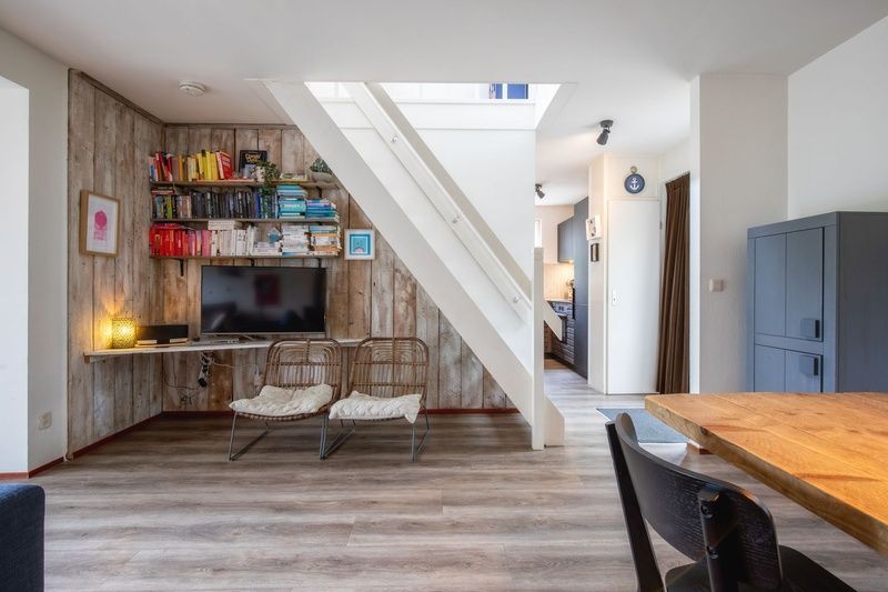 Bungalowpark Gortersmient - Blommenzee in De Dennen, Texel met sfeervolle leeshoek en boekenplanken.