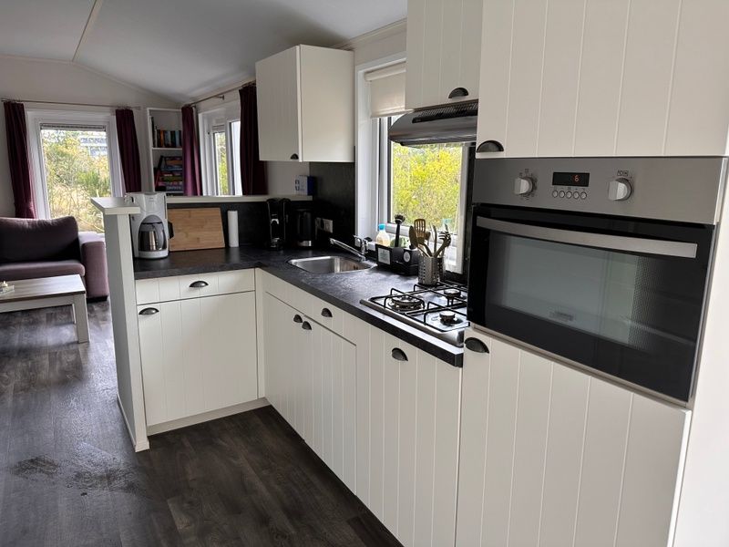 Modern kitchen with all amenities in Holiday Park de Bremakker, Texel.