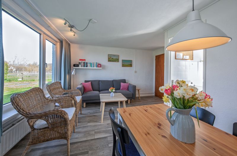 Essecke mit Blumen im Ferienhaus Langsteert, De Dennen, Texel, Waddeninseln.