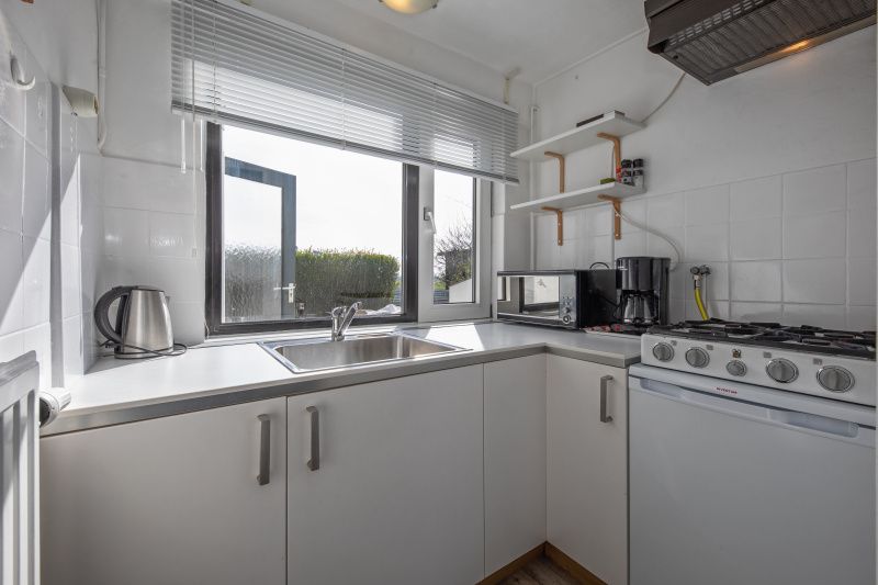 Moderne Kueche im Ferienhaus Langsteert, De Dennen, Texel, Waddeninseln.