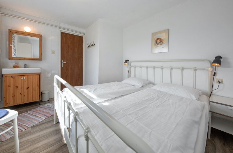 Helles Schlafzimmer mit Doppelbett im Ferienhaus Langsteert, De Dennen, Texel, Waddeninseln.
