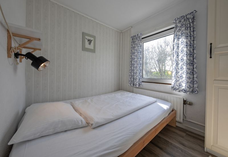 Kleines Schlafzimmer mit Fenster im Ferienhaus Langsteert, De Dennen, Texel, Waddeninseln.