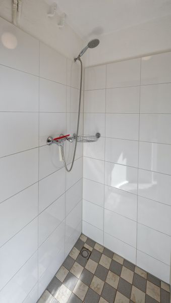 Geraeumige Dusche im Ferienhaus Langsteert, De Dennen, Texel, Waddeninseln.