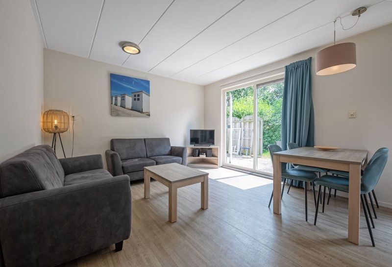 Lichte woonkamer in Type 2 - 6 persoons vakantiehuis, De Dennen, Texel met comfortabel meubilair.