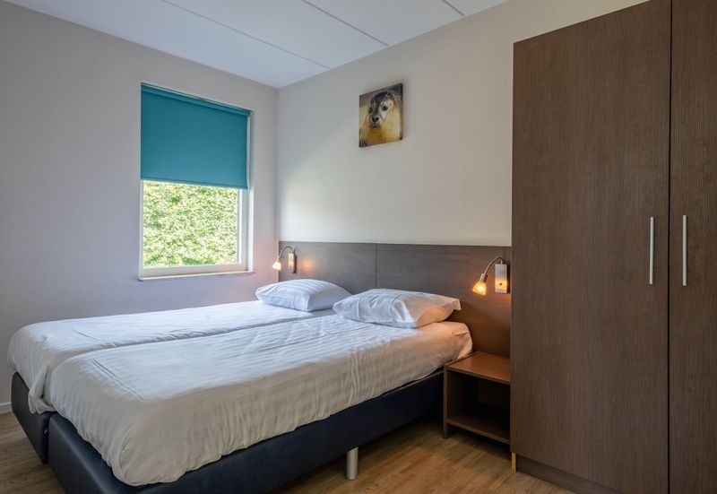 Ruime slaapkamer in Type 2 - 6 persoons vakantiehuis, De Dennen, Texel met tweepersoonsbed.