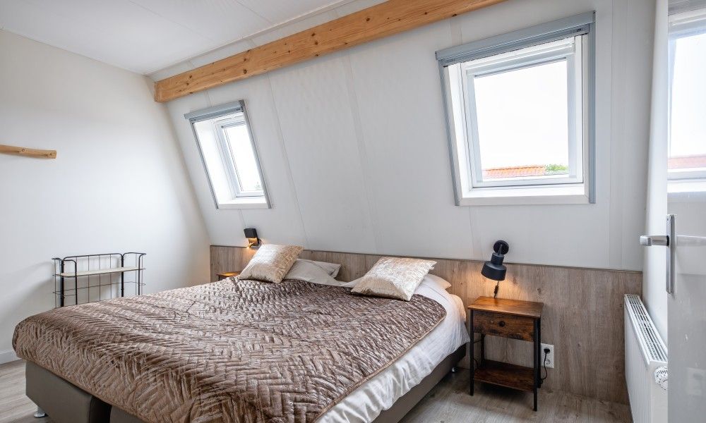 Schlafzimmer in Wulpenweid 10 de Wulp, Ferienhaus De Dennen Texel mit bequemem Doppelbett.