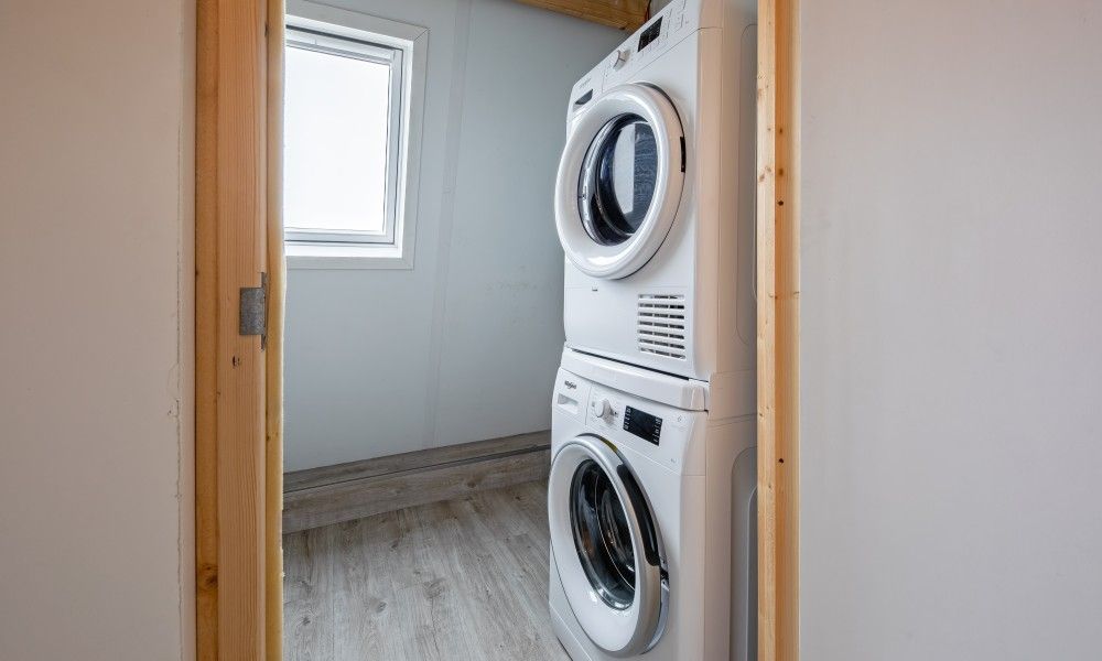 Praktische Waschkueche in Wulpenweid 10 de Wulp, Ferienhaus De Dennen Texel mit Waschmaschine und Trockner.